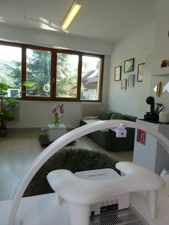 L'espace manucure de Linda, sa lampe et sa fenêtre