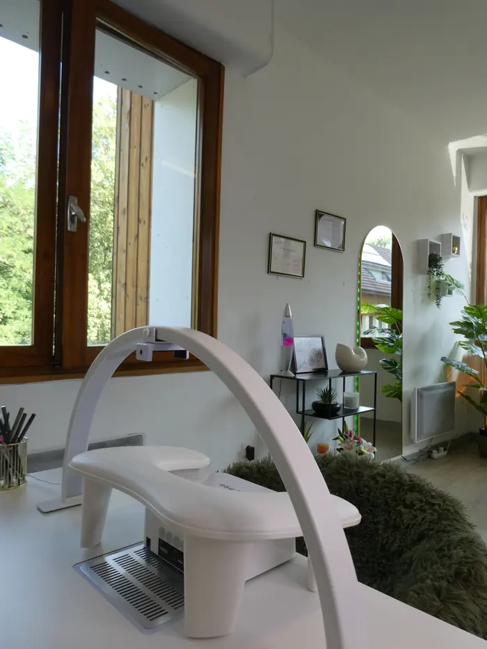 L'espace manucure et le miroir de l'institut