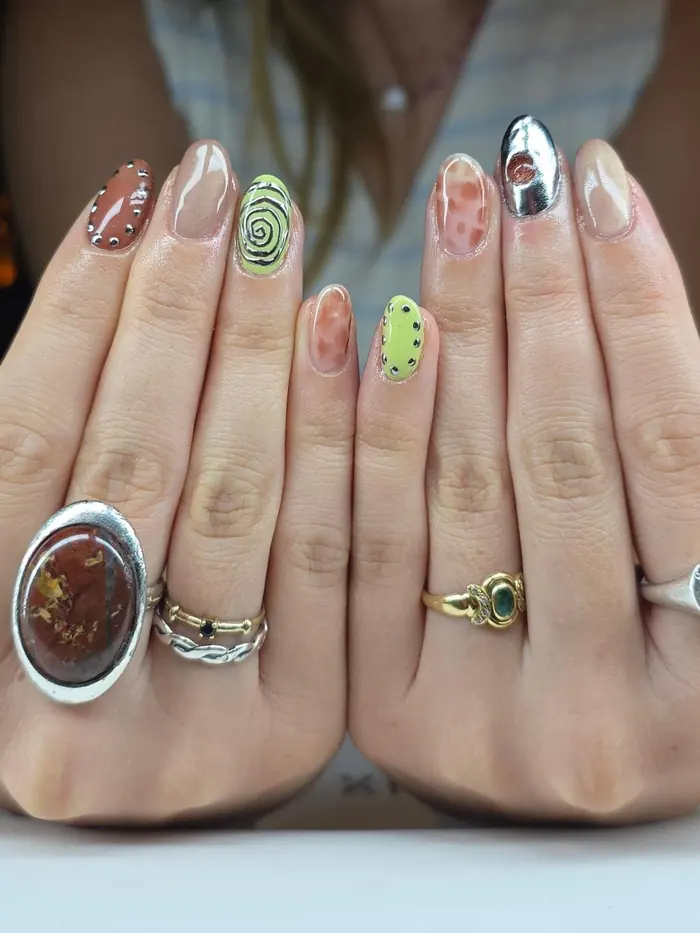 Nail art multicolore avec finitions chromées