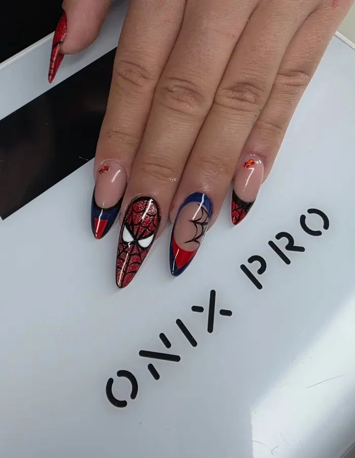 Nail art graphique rouge et bleu, dessiné à la main
