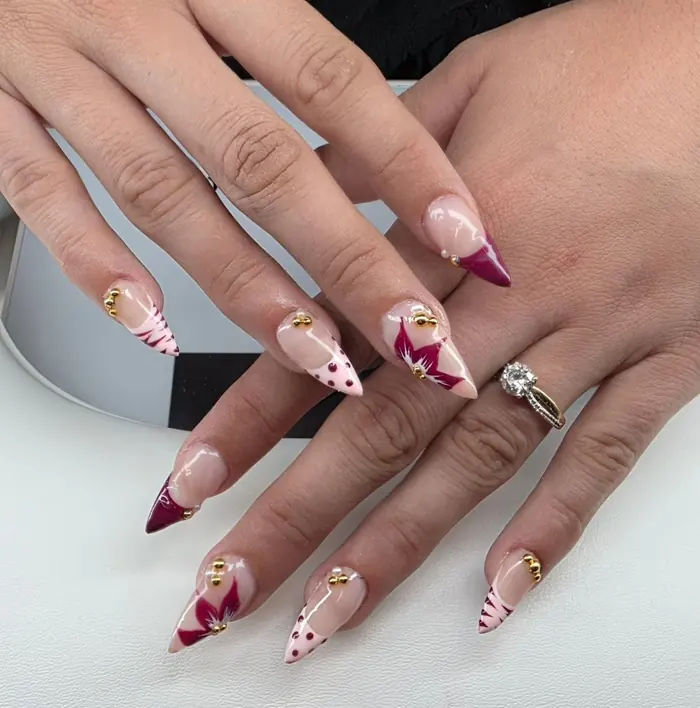 Pose bordeaux et blanc avec motifs peints