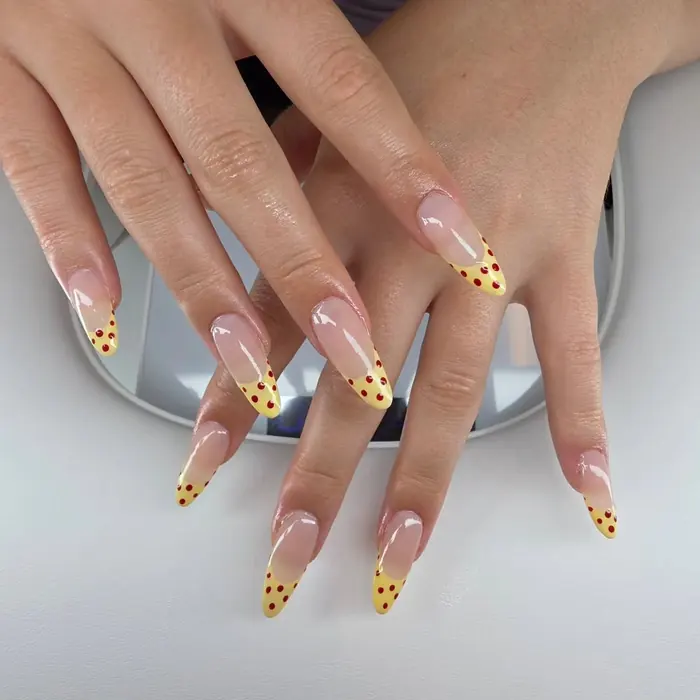 French inversée à pois, sur ongles amande