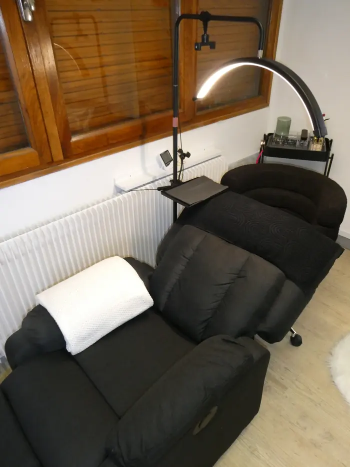 Le fauteuil d'extension de cils et sa lampe d'appoint