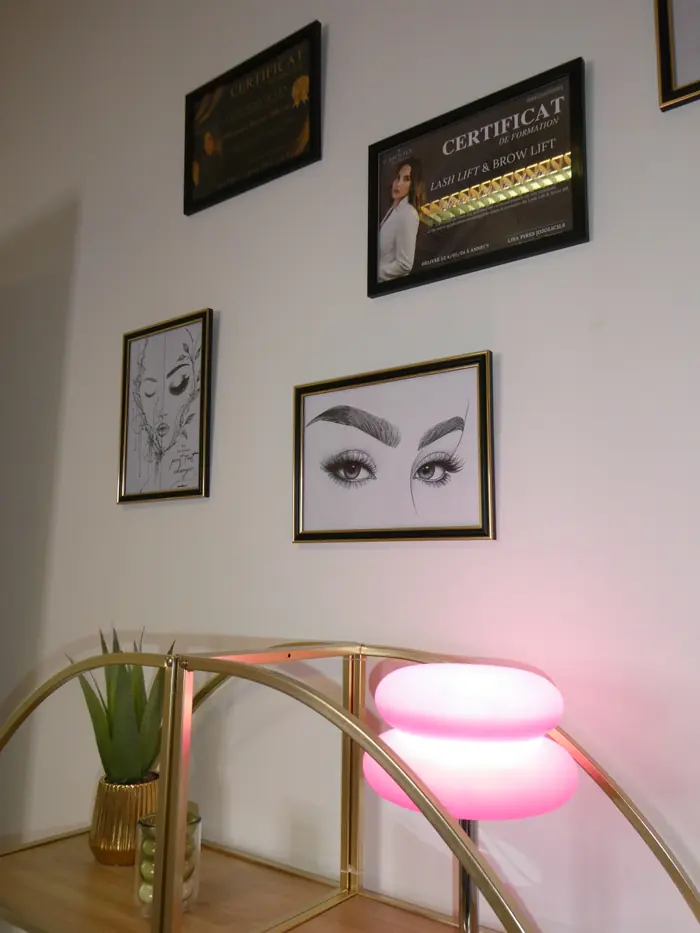 Le mur de l'espace sourcils et son éclairage