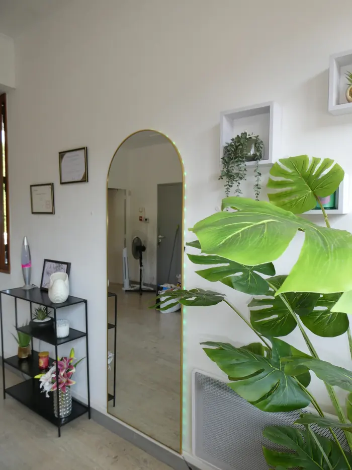 L'arche et le miroir de l'institut, entourés de plantes
