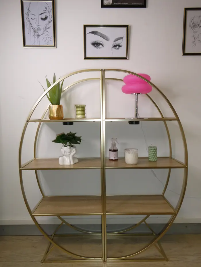 L'étagère ronde dorée de l'institut, plantes et bougies
